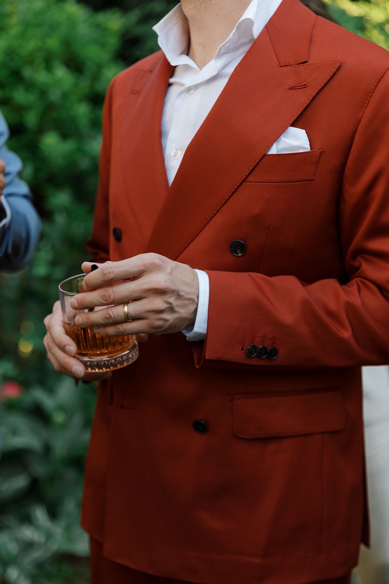 Sposo con in mano un cocktail